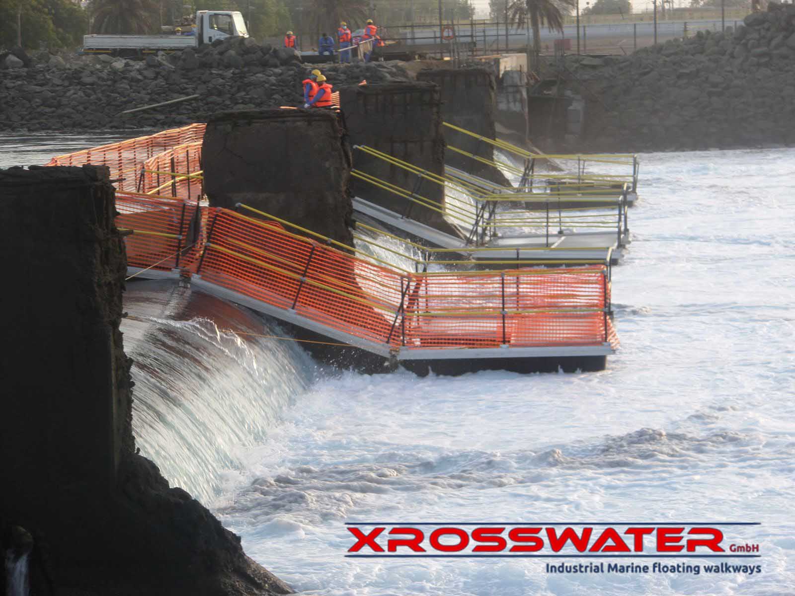 Trabajadores de la hidroeléctrica en las tareas de ingenieria sobre las pasarelas instaladas de Xrosswater