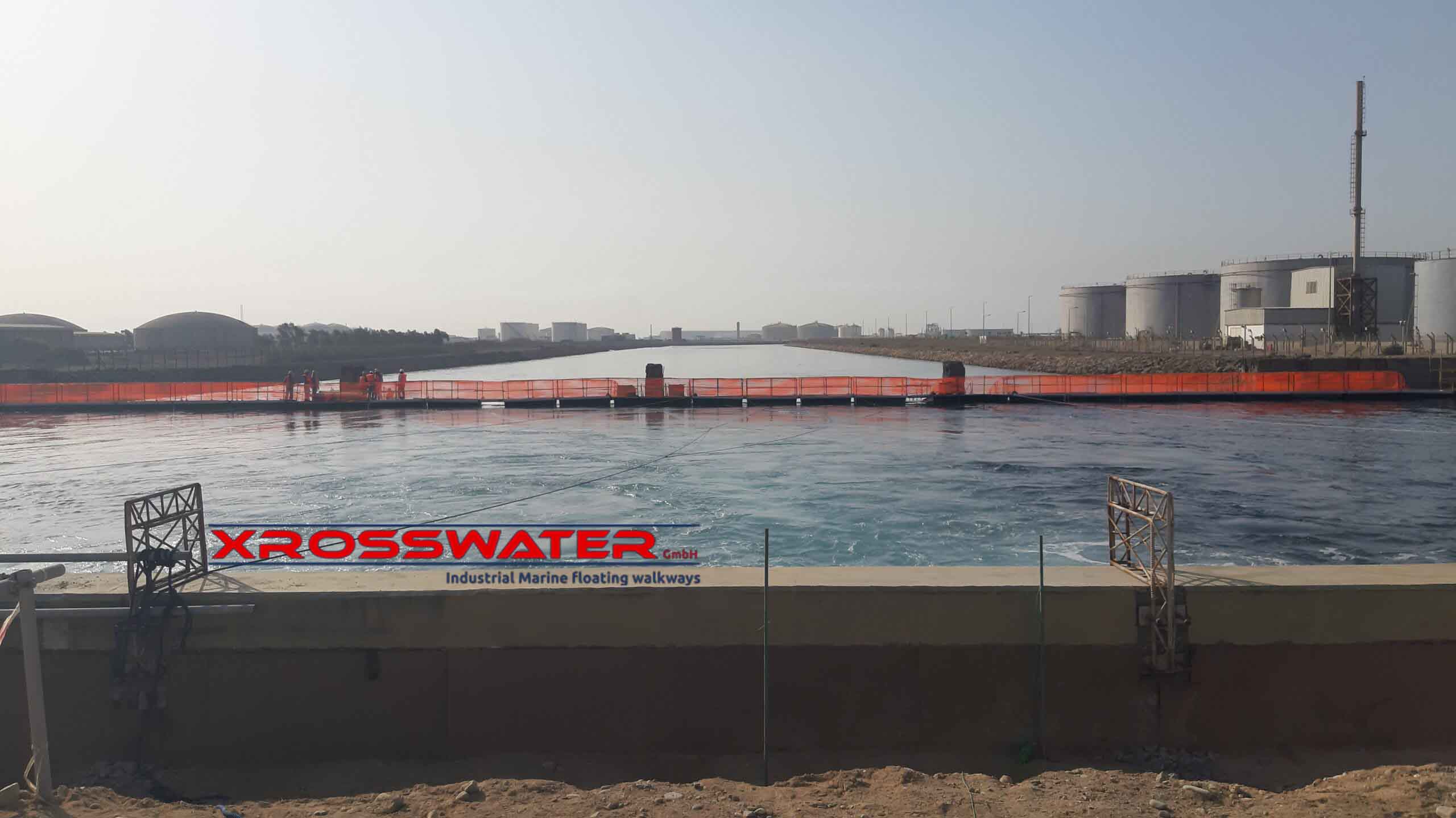 Pasarelas Xroswatter completamente instaladas en la represa hidroeléctrica MARAFIQ en Jubail, Arabia Saudita