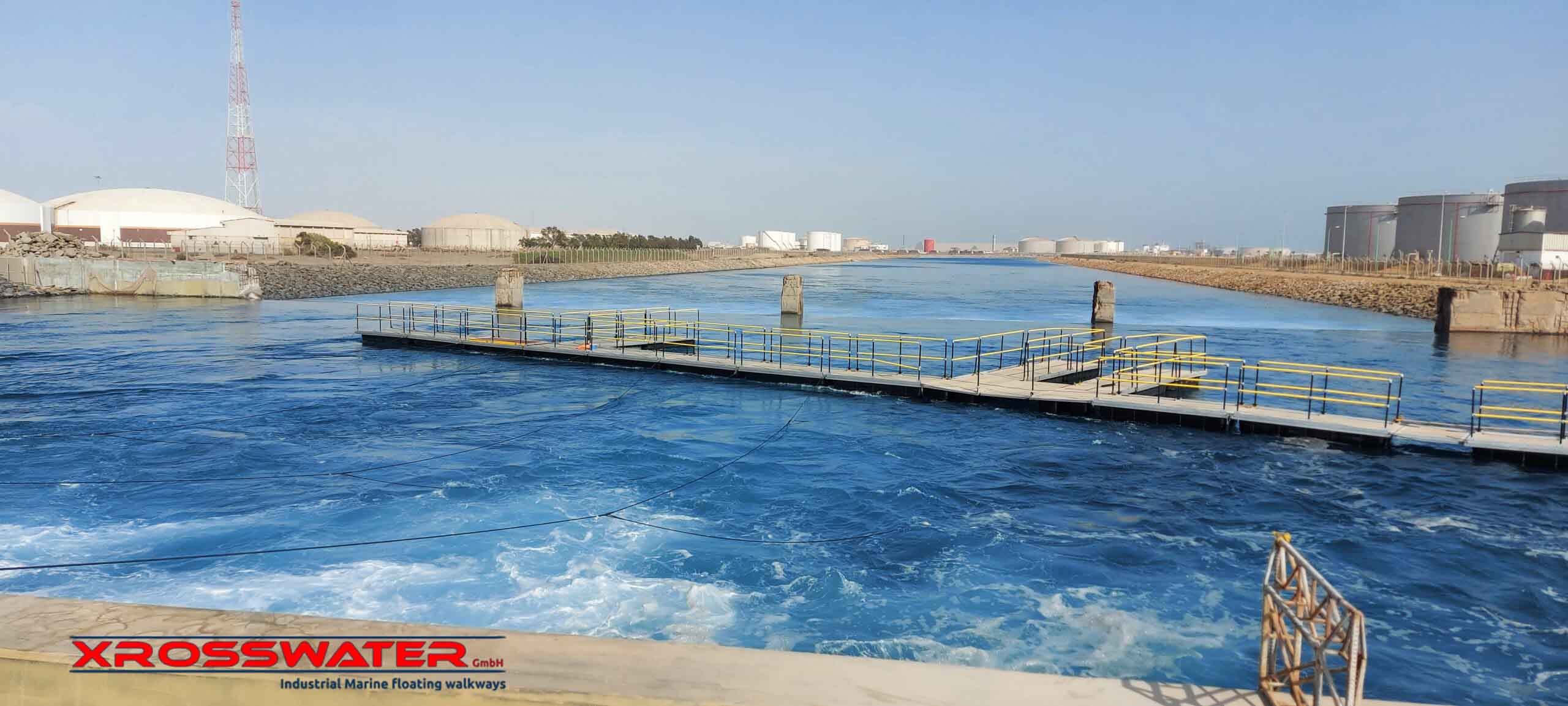 Pasarelas Xroswatter instaladas en la presa con el agua corriendo rápidamente en pleno funcionamiento de la central hidroeléctrica