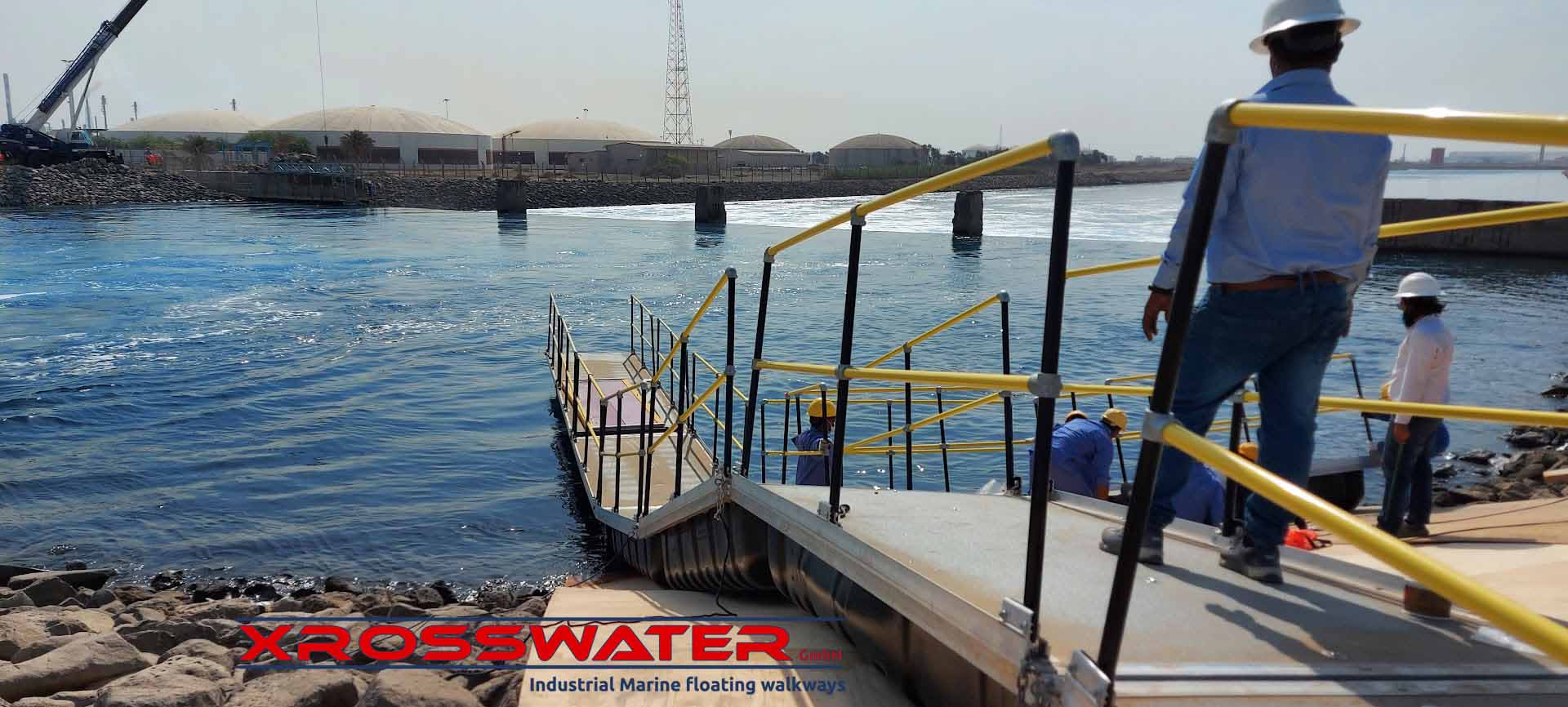 Incorporación de las pasarelas modulares al agua de la represa