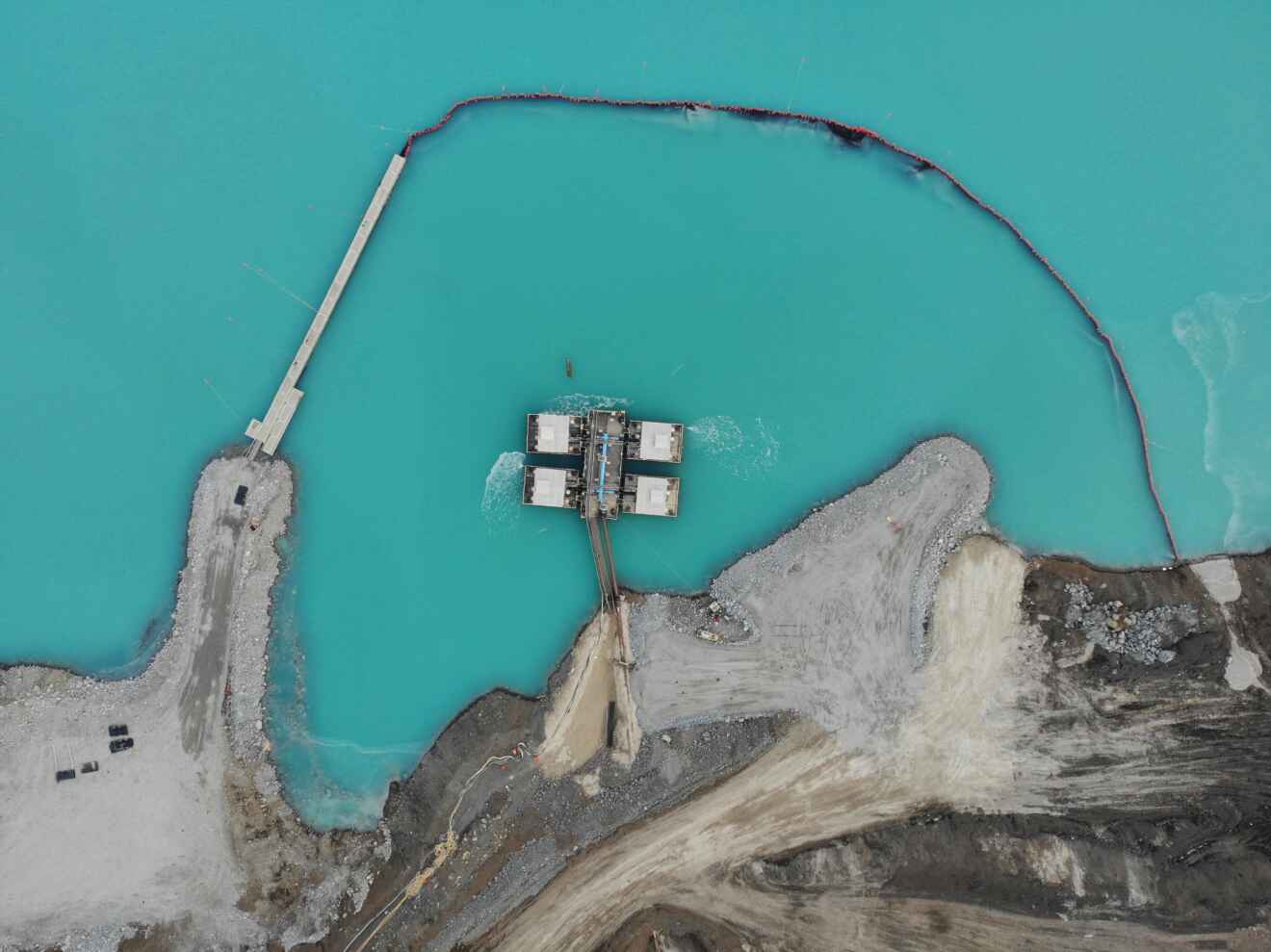Barreras y pasarelas flotantes Xrosswater en estanque de relave mineros en Canadá