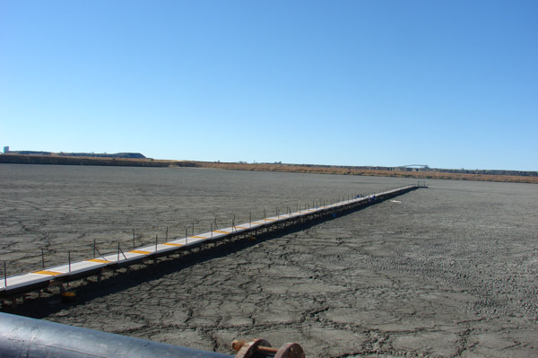 Pasarelas y plataforma con estación de bombeo en estanque de relaves en proyecto de minería de diamantes en Botswana, África