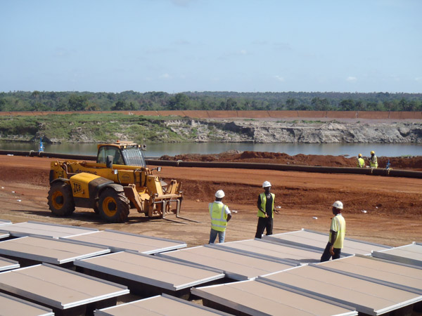 Pasarelas modulares y plataformas instaladas en un proyecto de minería en Sierra Leona, África