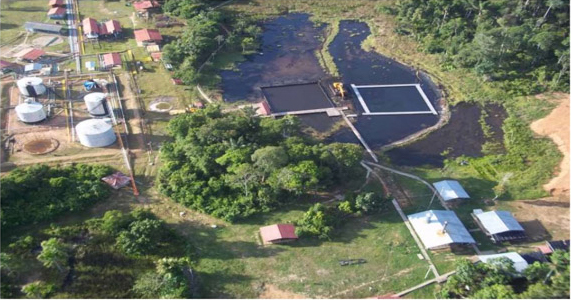 Pasarelas flotantes instaladas en proyecto de limpieza de petróleo en Perú América del Sur