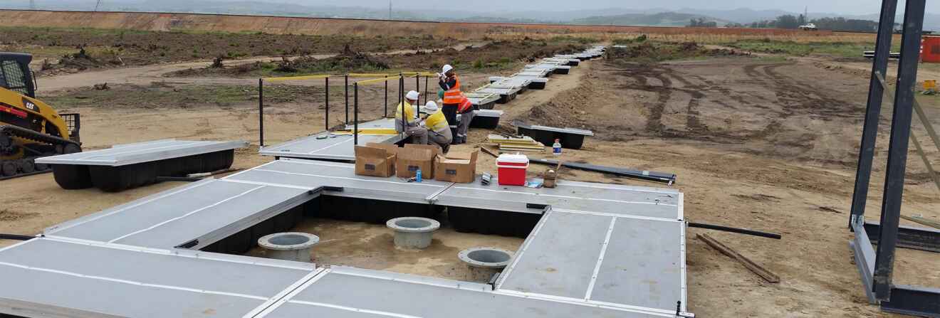 Pasarelas modulares y plataformas con estación de bombeo en estanque de relaves de minería de titanio en Sudáfrica