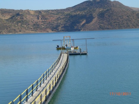 Pasarelas modulares y plataformas con estación de bombeo con soporte de tubería en un estanque de relaves mineros en Argelia África
