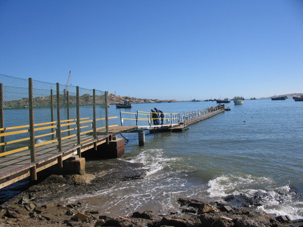 Muelle de pasarelas flotantes Xrosswater instaladas para uso marino en proyecto de minería submarina en el océano atlántico en la costa de Namibia, África